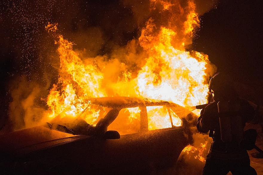 Фото В районе Бурятии автомобиль загорелся в гараже