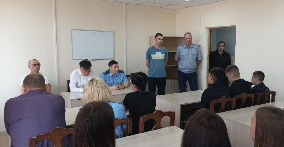 Фото В Улан-Удэ сотрудники прокуратуры и суда провели встречу с «трудными» подростками