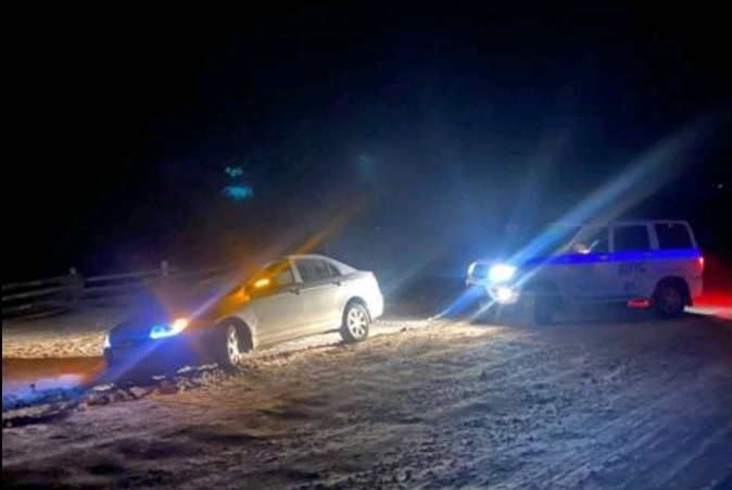 Фото Сотрудники ГИБДД в Бурятии помогли семье на машине выбраться из кювета