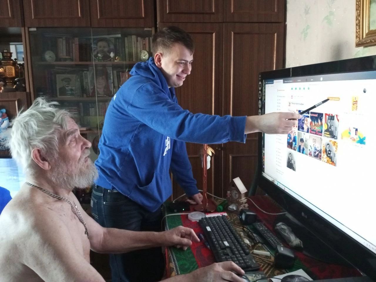 Фото Активисты в Бурятии научили дедушку пользоваться социальными сетями