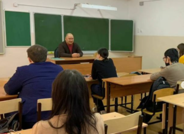 Фото Депутат Денис Гармаев рассказал школьникам Бурятии свою историю