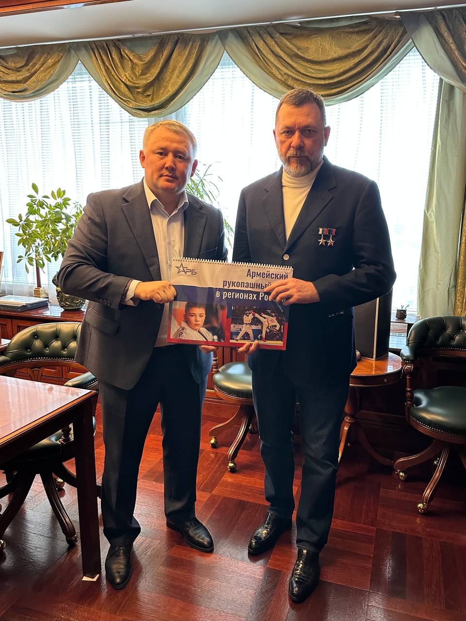 Фото Депутат Госдумы от Бурятии Вячеслав Дамдинцурунов встретился с Героем России Дмитрием Саблиным