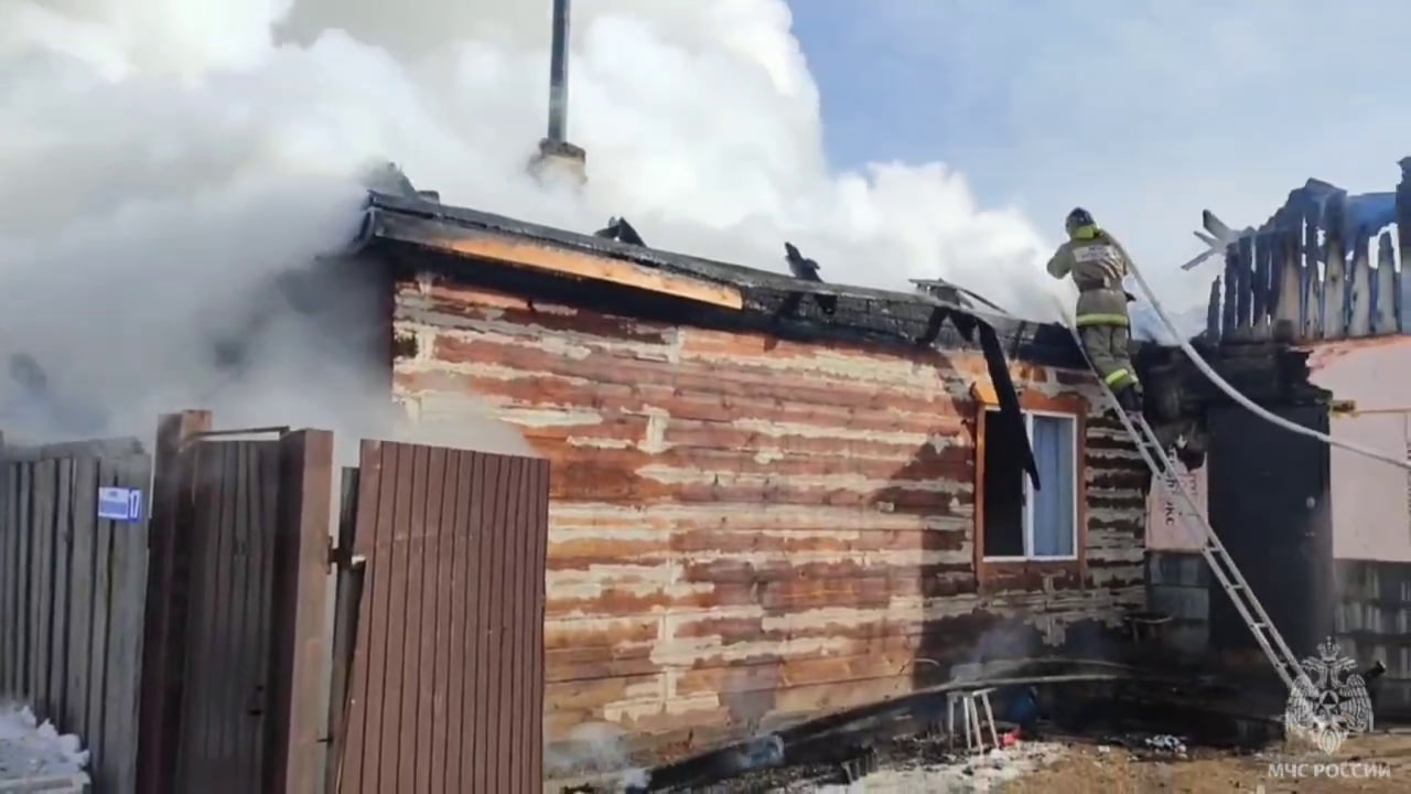 Фото В селе Бурятии крупный пожар уничтожил котельную и гараж