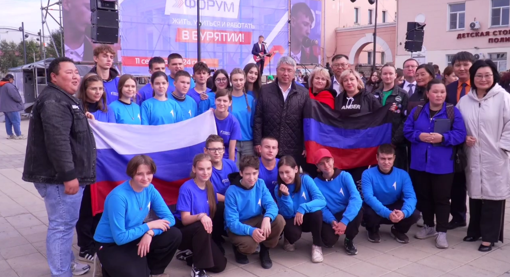 Фото Глава Бурятии пообщался со школьниками из Старобешевского района ДНР
