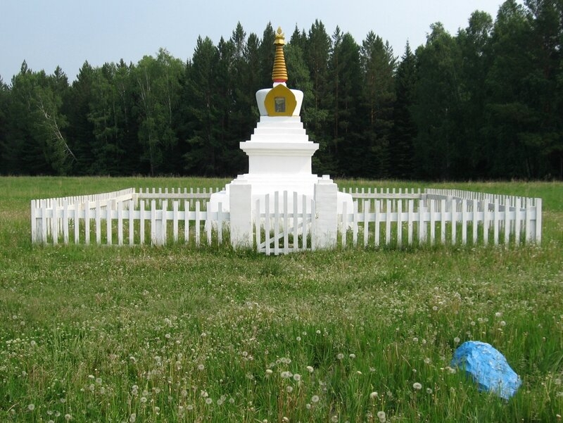 Фото В деревне под Красноярском девушка кувалдой разбила буддийскую ступу (ВИДЕО)