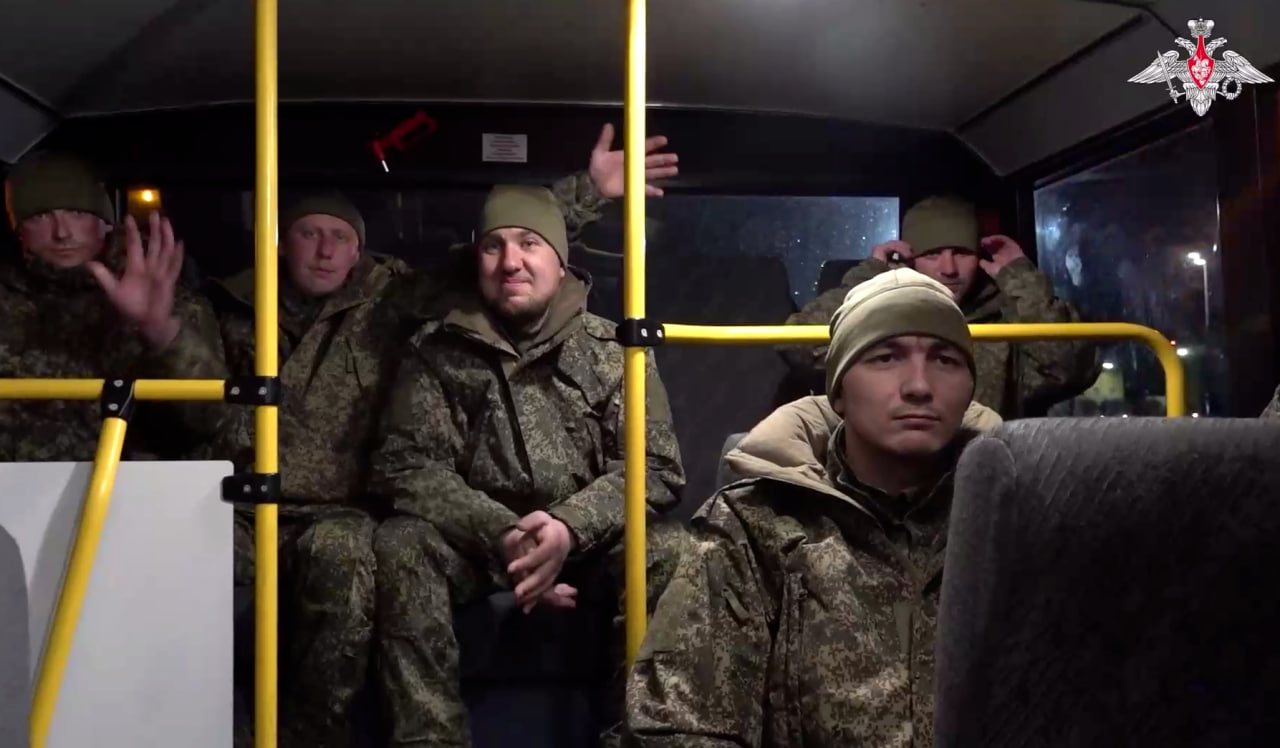 Фото 175 освобожденных военнослужащих вернулись в Россию