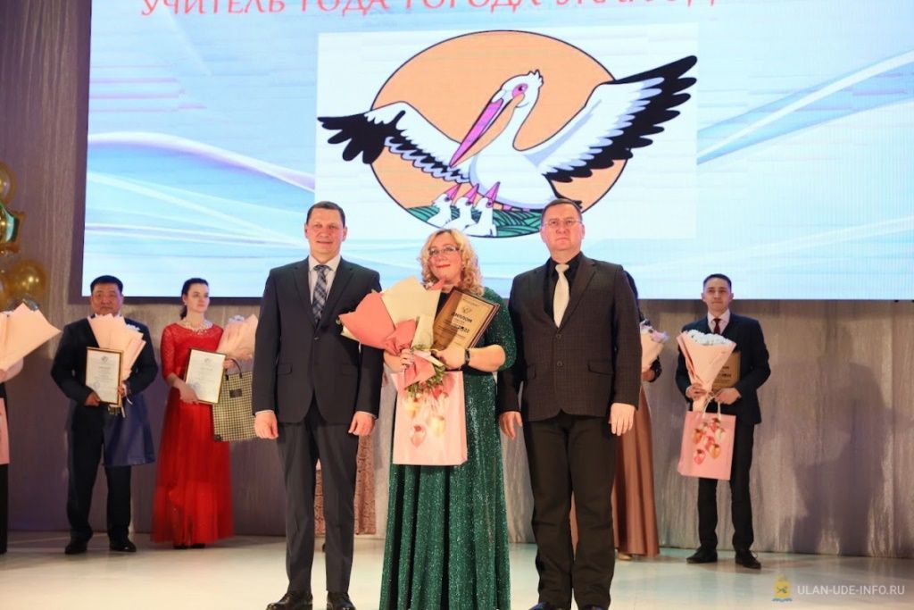 Фото Мэр Улан-Удэ поздравил победителя городского конкурса «Учитель года-2022»