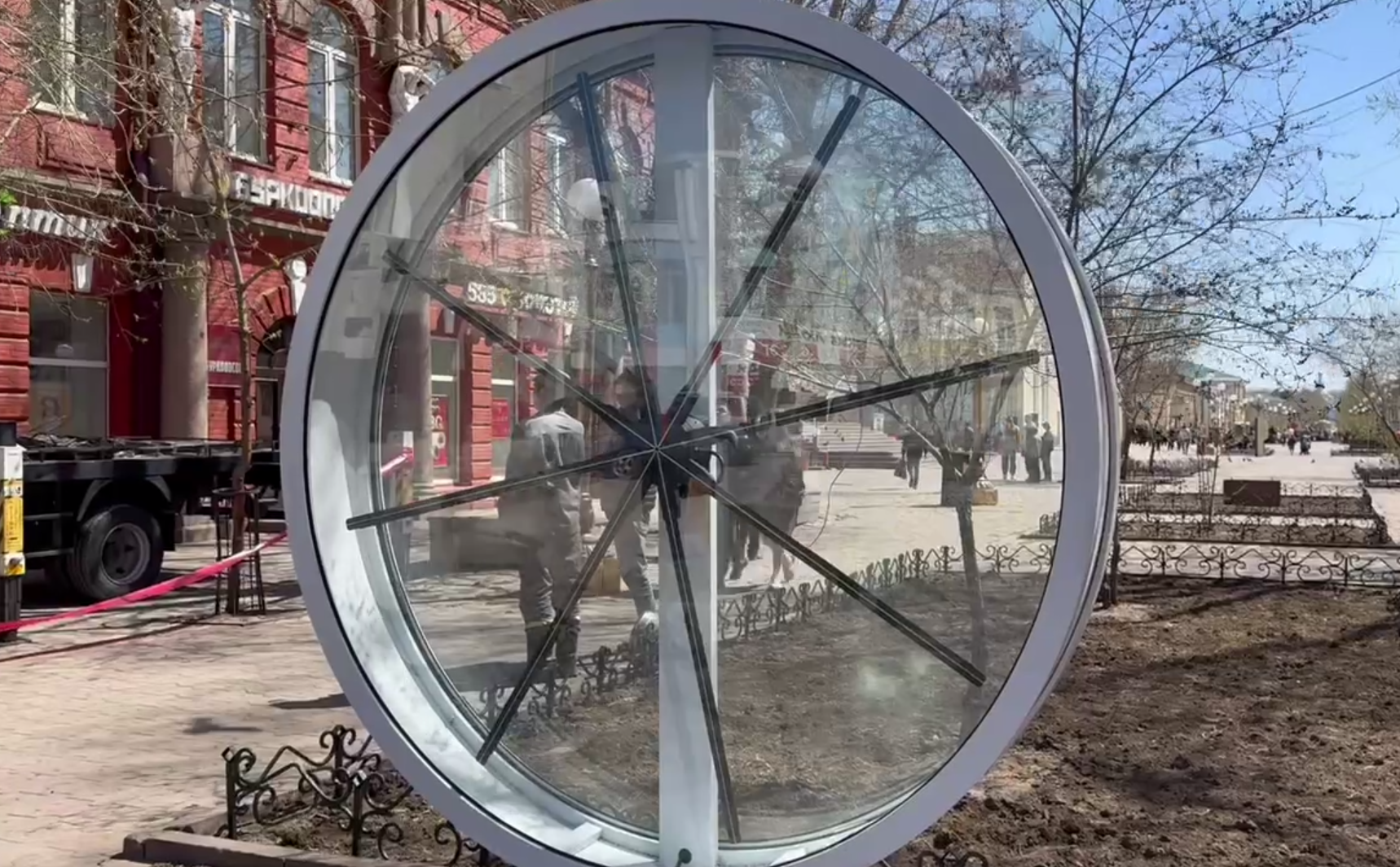 Фото На Арбате в Улан-Удэ устанавливают 3D-вентилятор