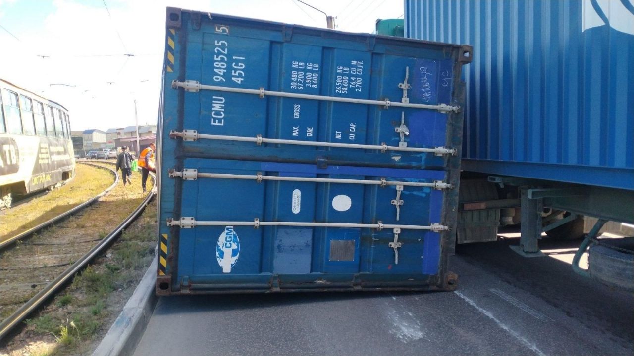 Фото В Улан-Удэ движение трамваев заблокировал выпавший из фуры контейнер