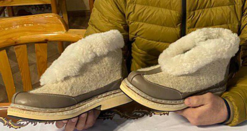 Фото Первую пару обуви из произведенного в Бурятии войлока сшили для главы буддистов России