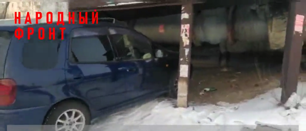 Фото «Гениальный» лайфхак: в Улан-Удэ греют автомобили под оголенными теплотрассами