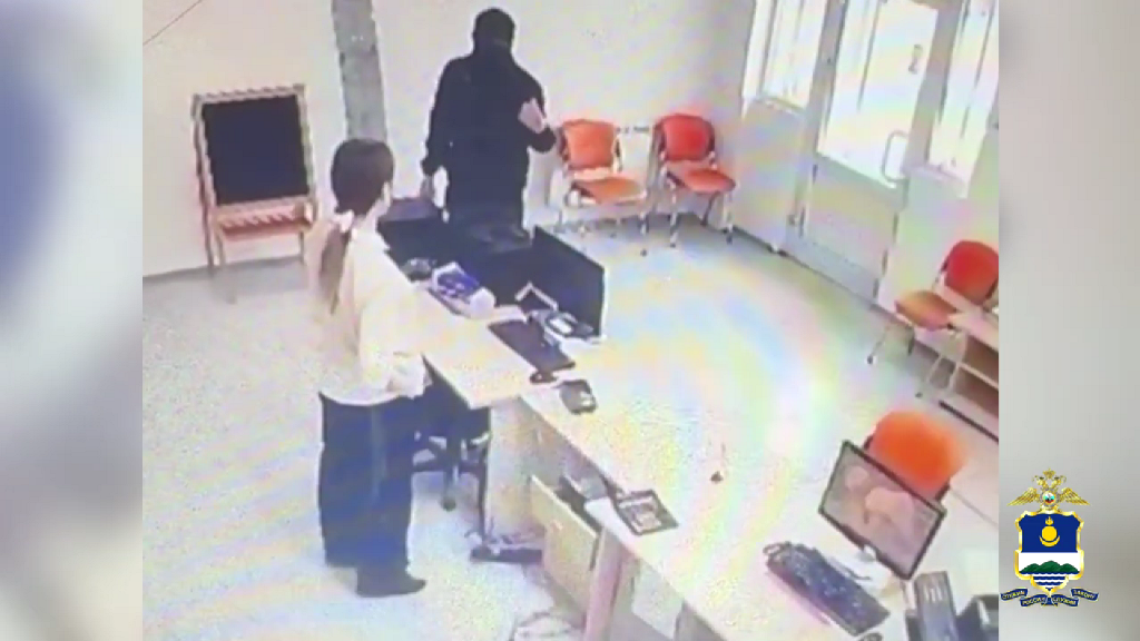 Фото В Улан-Удэ охранник в маске и с ножом ограбил офис микрозаймов