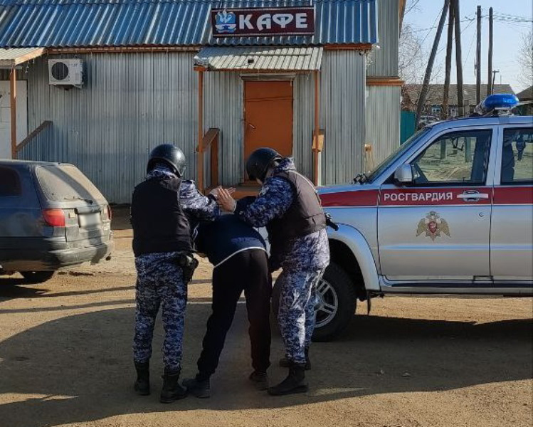 Фото В районе Бурятии буйный посетитель кулаком разбил лобовое стекло чужой машины