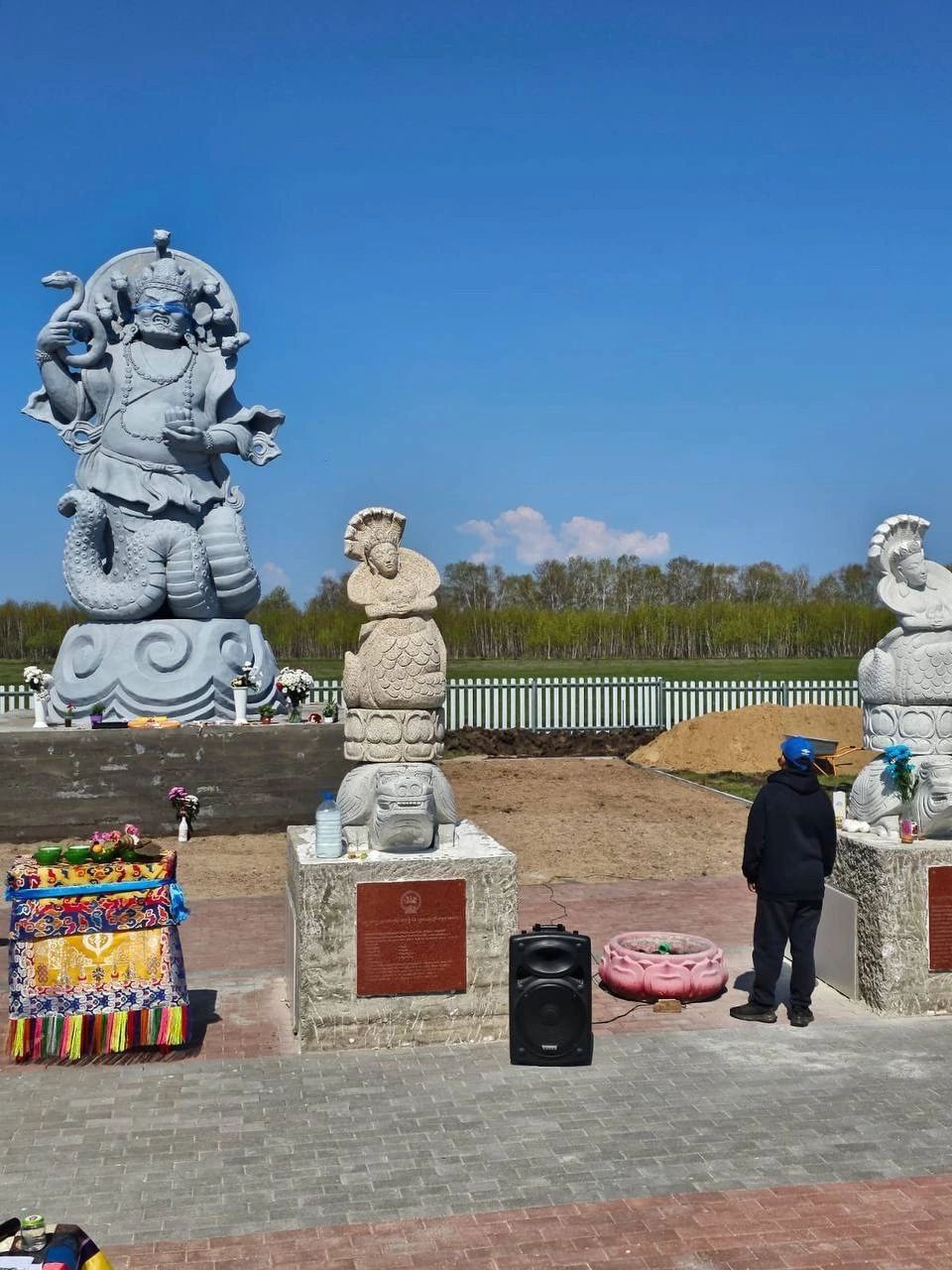 Фото В Бурятии верующие провели закладку шун статуи Лусууд Хан