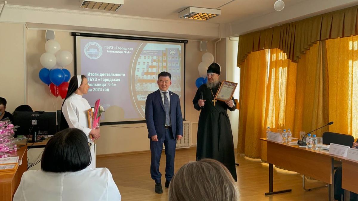 Фото Настоятелю Ильинского храма в Улан-Удэ выразили благодарность за помощь пациентам больницы № 4