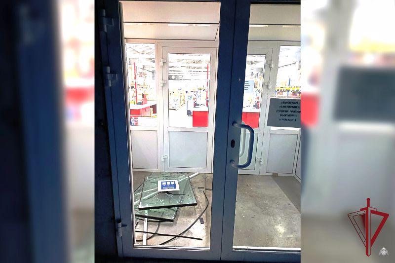 Фото Житель Бурятии пытался пробраться в магазин, выбив ногой стекло в двери