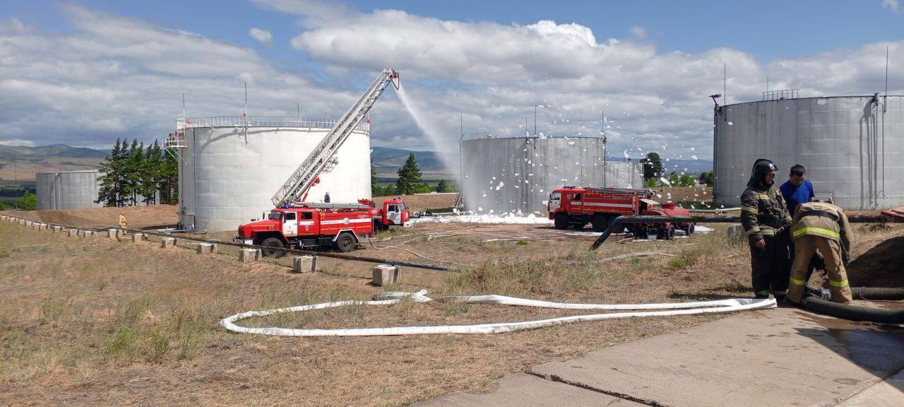 Фото Заиграевский гарнизон провел масштабные учения по тушению горящего керосина
