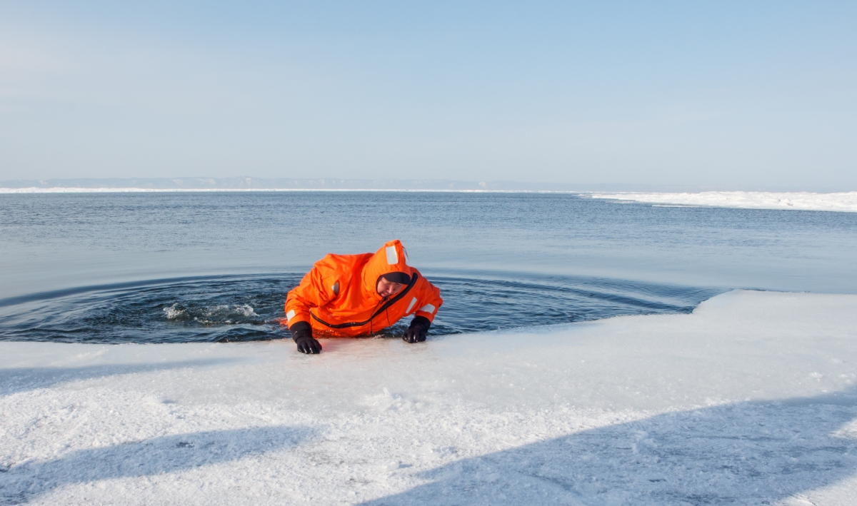 Фото В Бурятии призвали не выходить на лед Байкала
