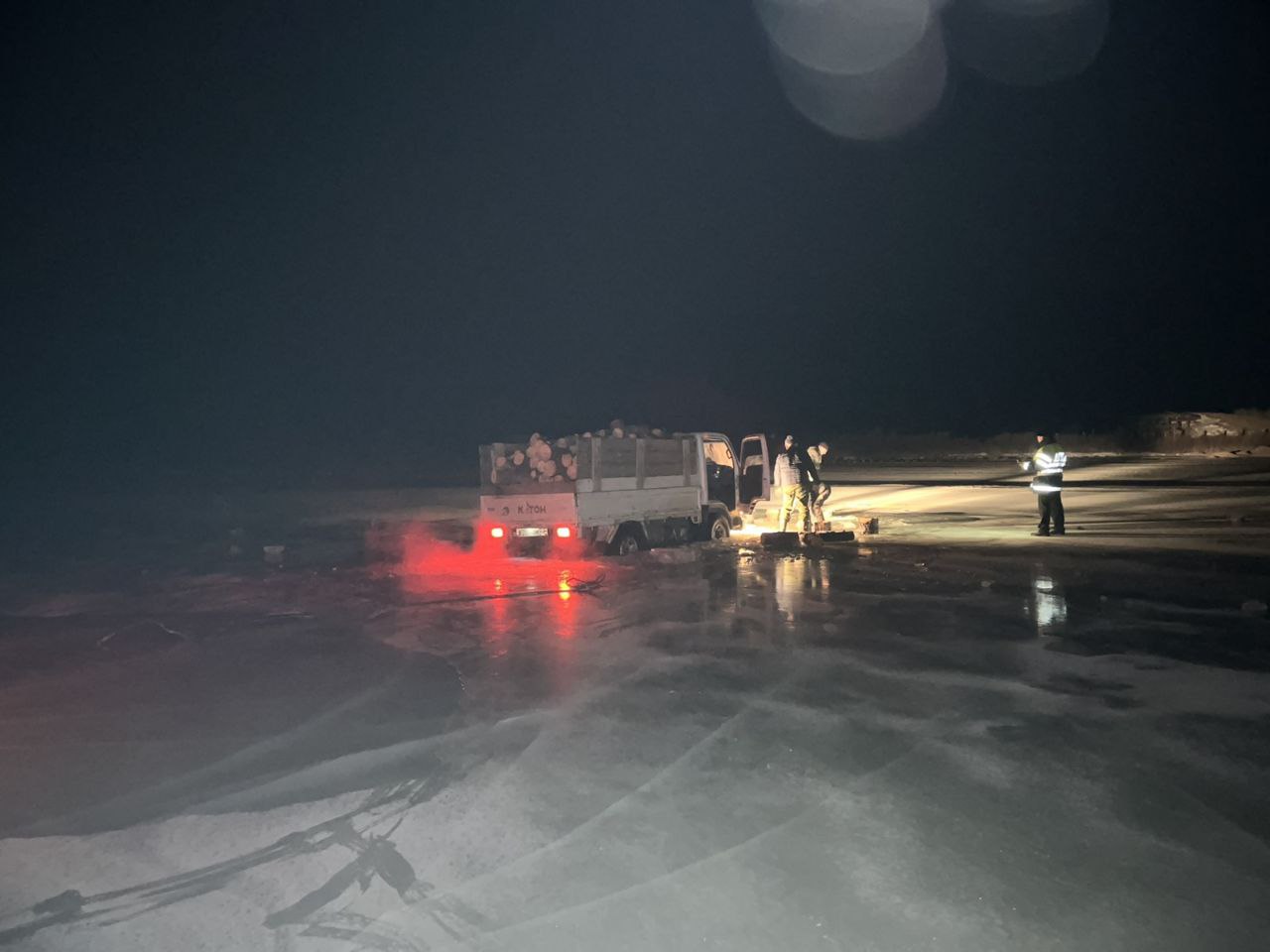 Фото В Бурятии на реке Аргада под лед провалился автомобиль