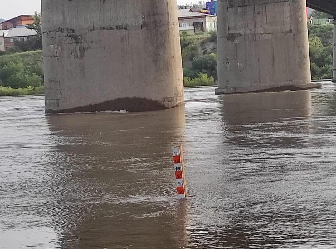 Фото  В Улан-Удэ уровень воды в реке Селенга достиг 243 см