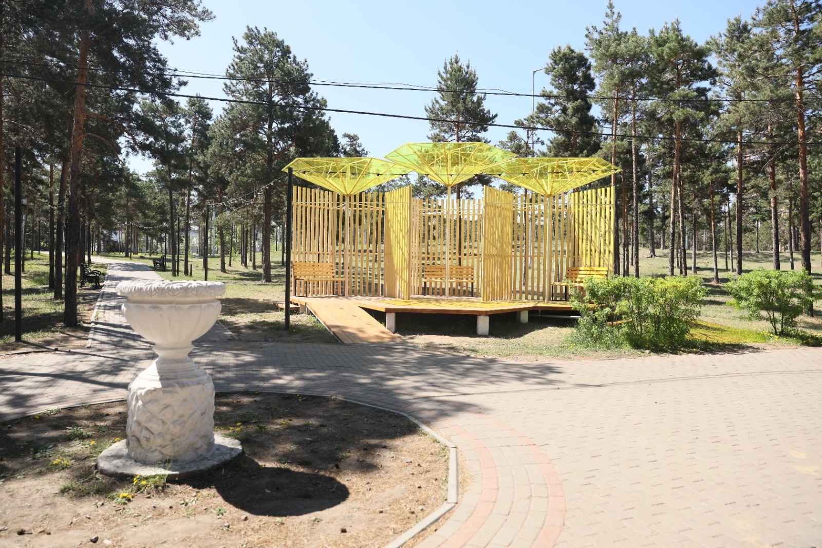 Фото В парках Улан-Удэ возводят крытые зоны отдыха