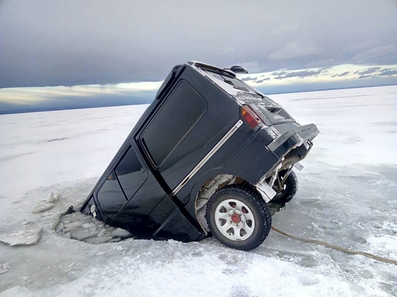 Фото В районе Бурятии автомобиль провалился под лёд