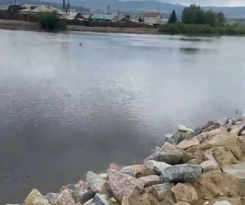 Фото В Улан-Удэ уровень воды в Селенге стремительно падает