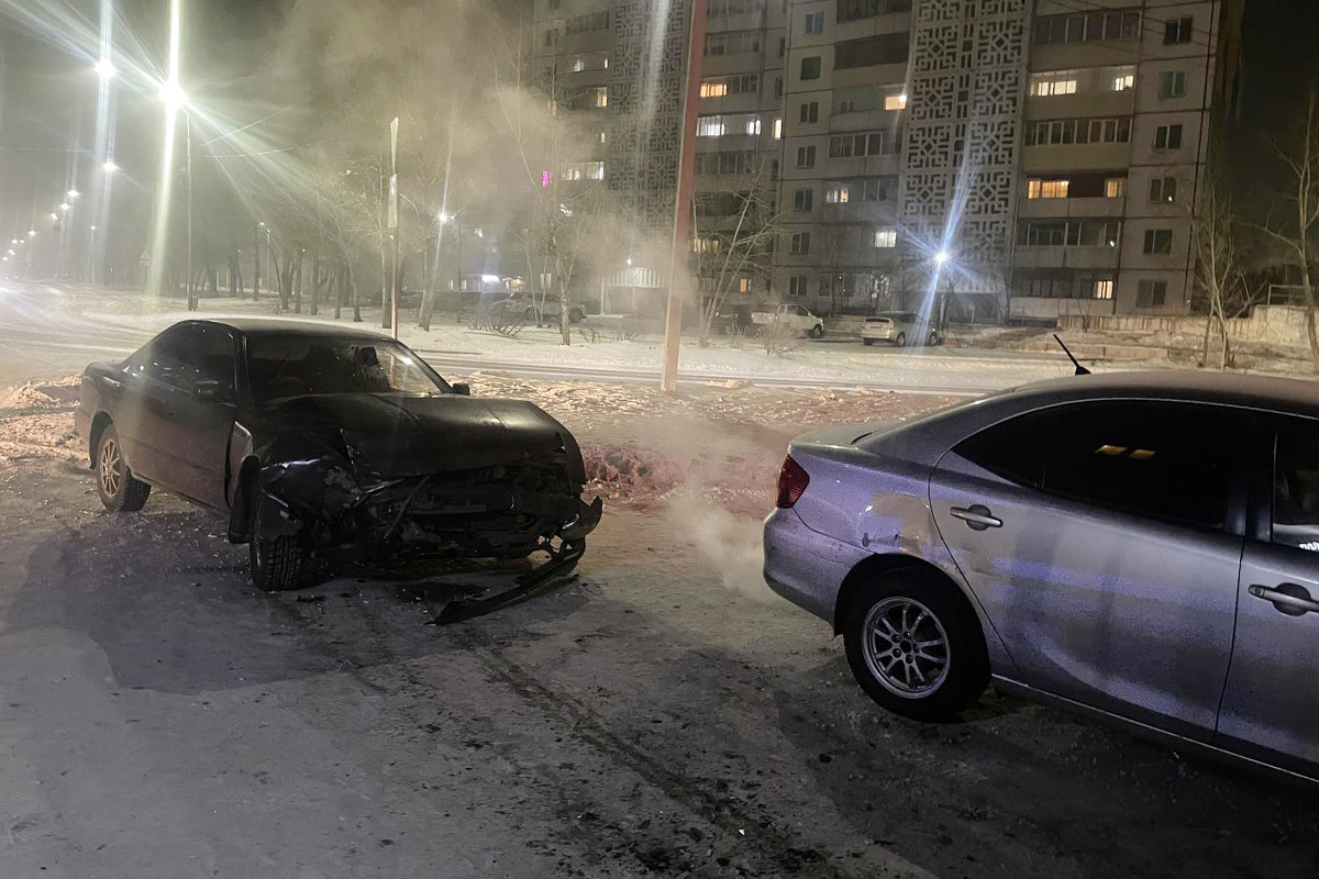 Фото В Улан-Удэ пьяный водитель врезался в машину и в дом