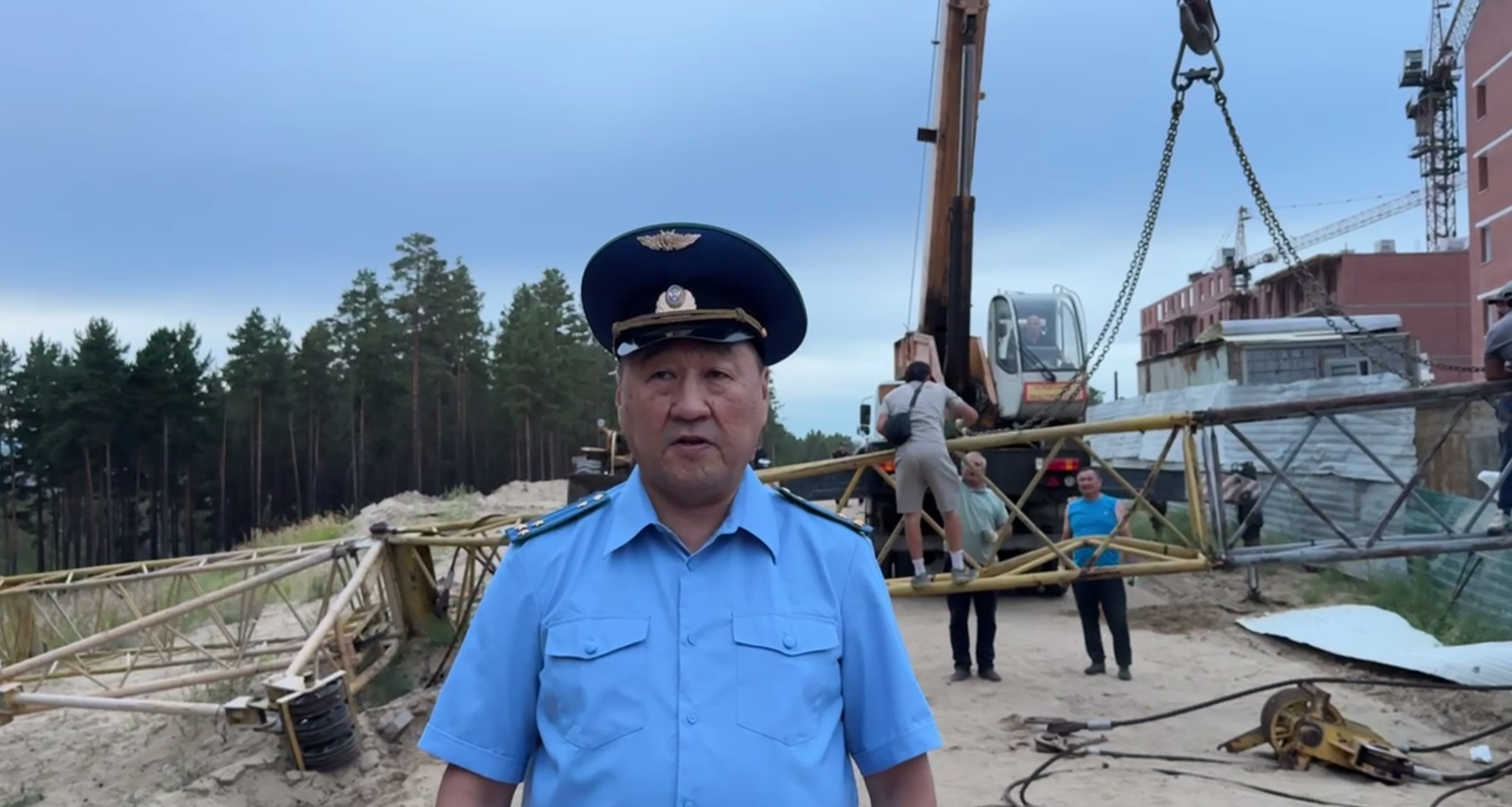 Фото Башенный кран упал в микрорайоне Улан-Удэ