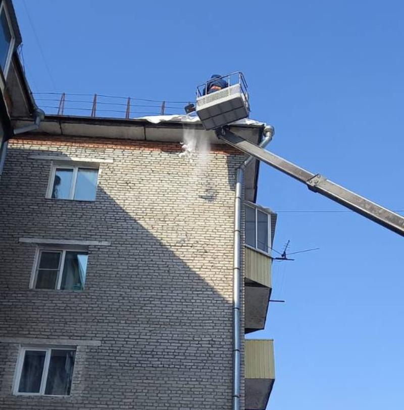 Фото В Улан-Удэ начали чистить крыши от снега