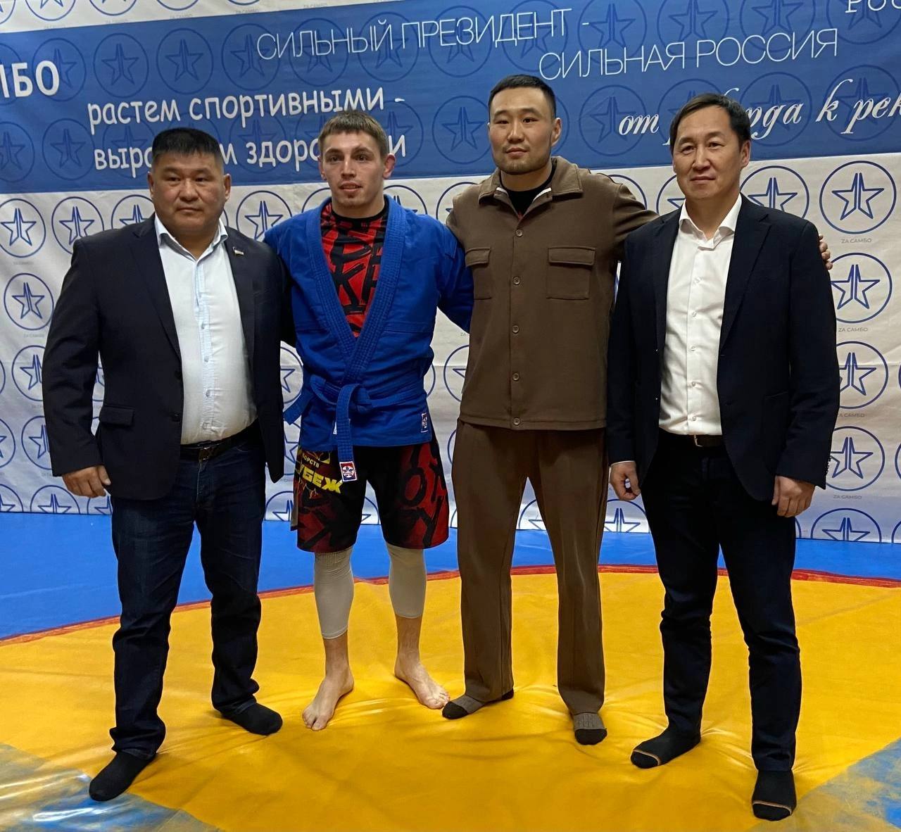 Фото Самбист из Бурятии получил ключи от автомобиля