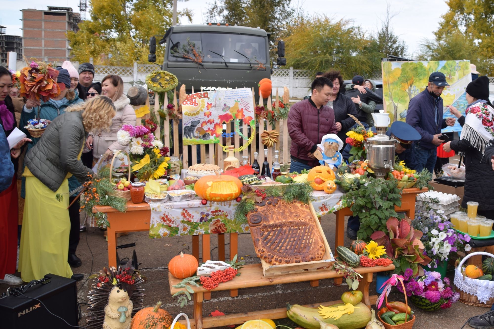 Фото Сотрудники УФСИН Бурятии провели ярмарку урожая (ФОТО)