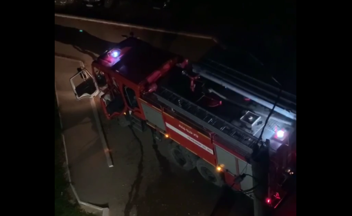 Фото В Бурятии жильцов дома спасали из горящей квартиры с помощью лестницы