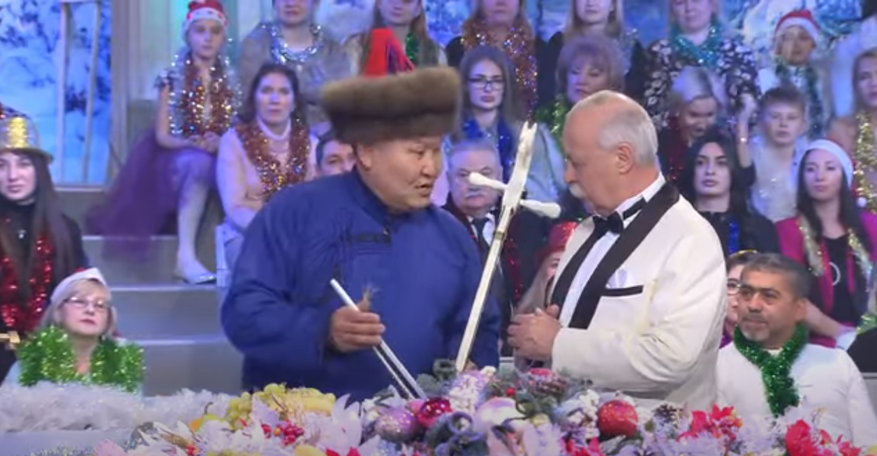 Фото В новогоднем «Поле Чудес» житель Бурятии научит Якубовича играть на морин хууре