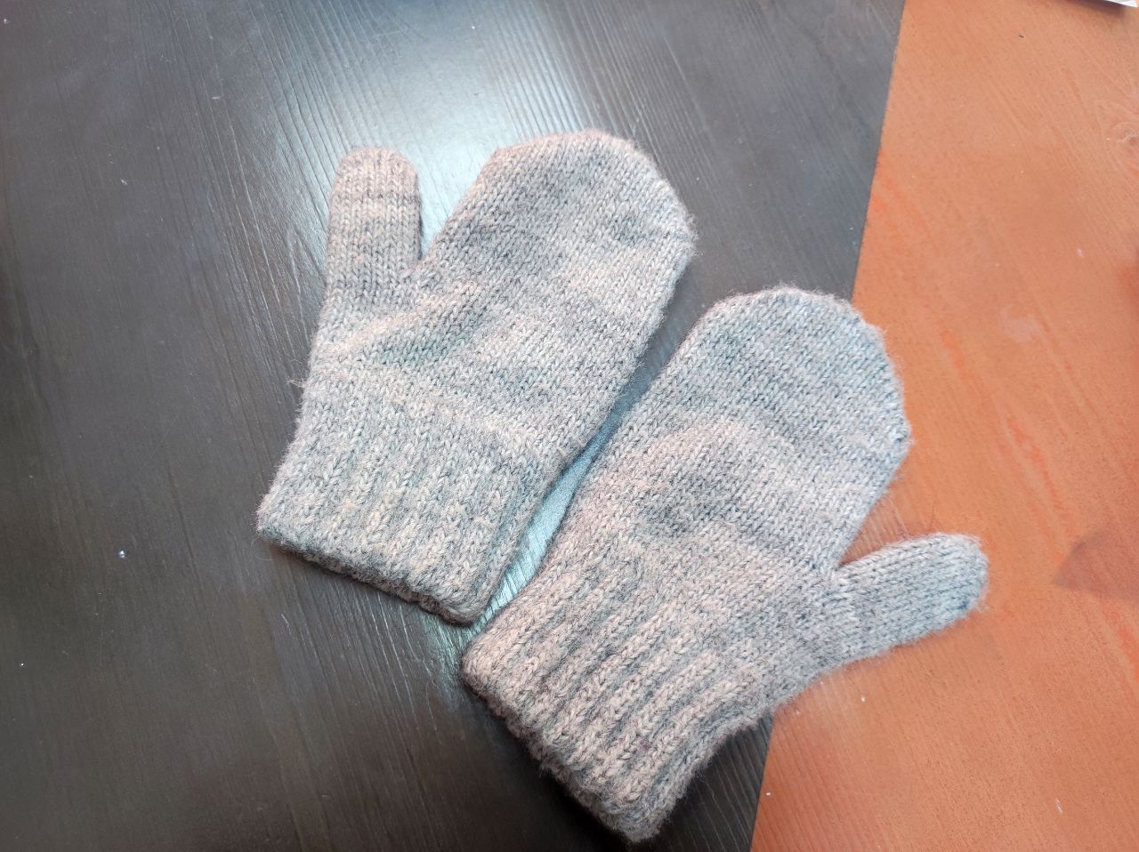 Фото В Улан-Удэ сотрудники «Горсвета» нашли много перчаток и варежек в пункте обогрева