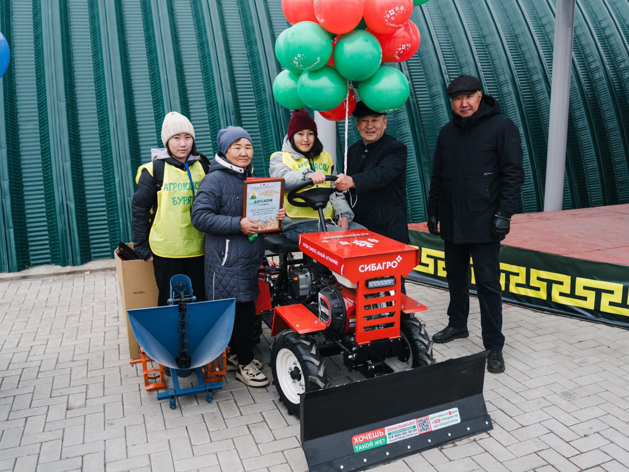 Фото Многофункциональный мини-трактор подарили школьникам Закаменского района Бурятии 