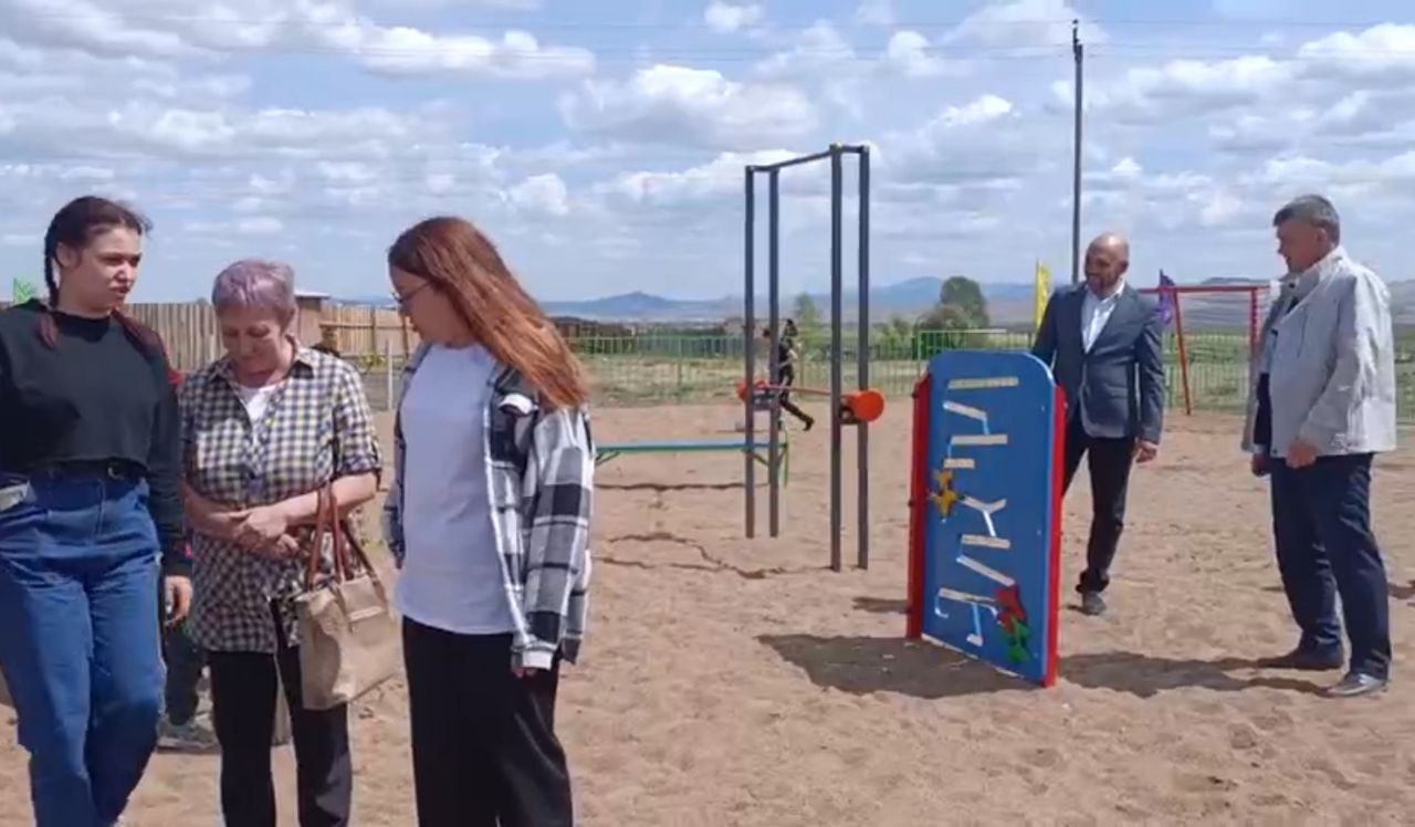 Фото В селе Красноярово Иволгинского района Бурятии открылась детская площадка