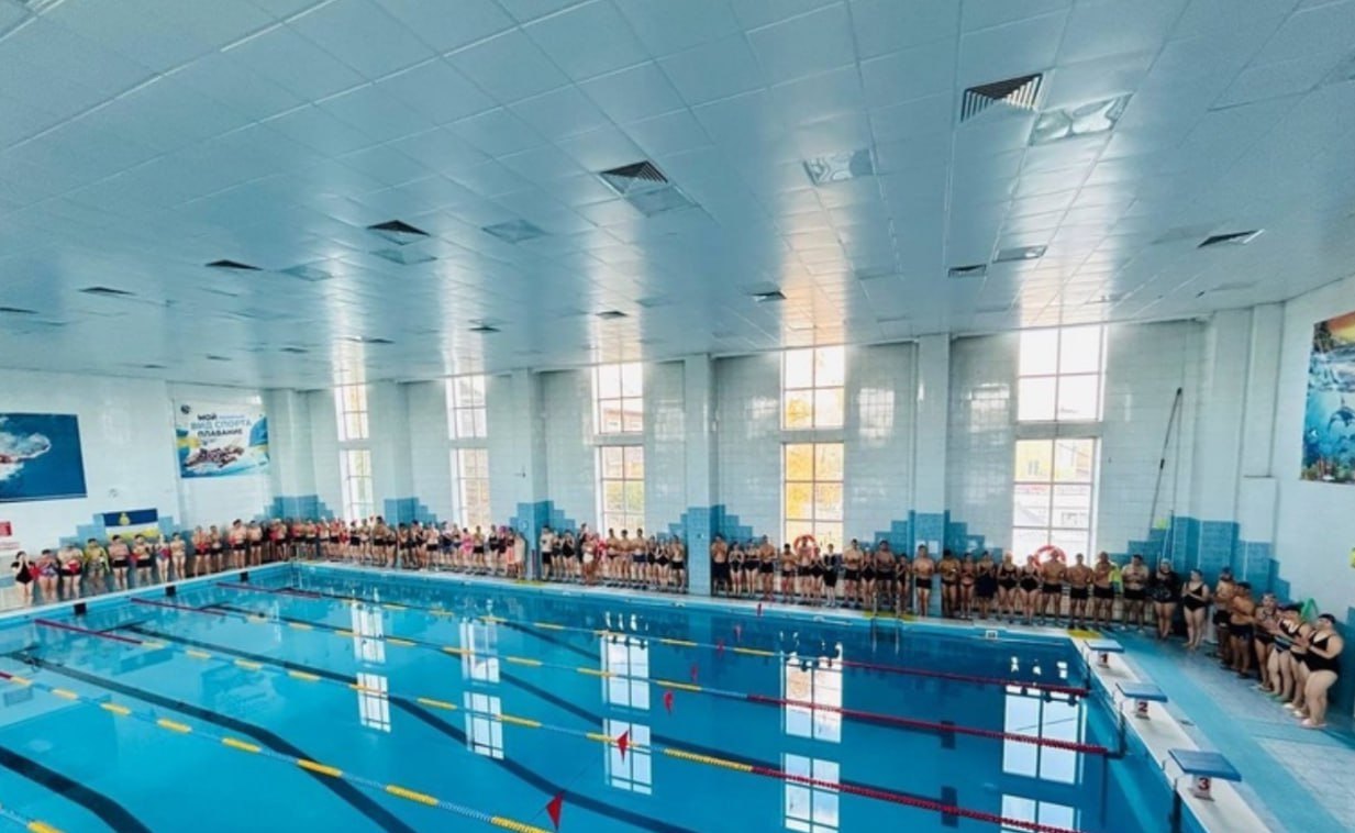 Фото В Улан-Удэ медики посоревновались в заплыве