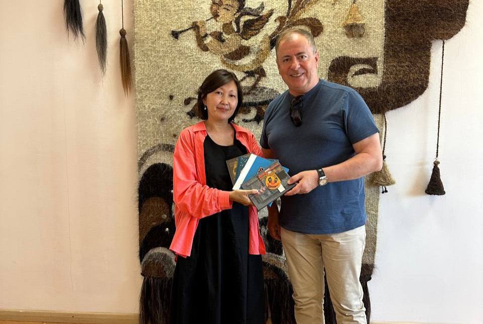 Фото Главную библиотеку Бурятии посетил член Cоюза писателей России Виктор Добросоцкий