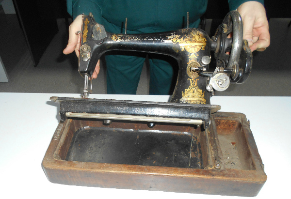 Фото Таможенники изъяли у монгола раритетную швейную машинку