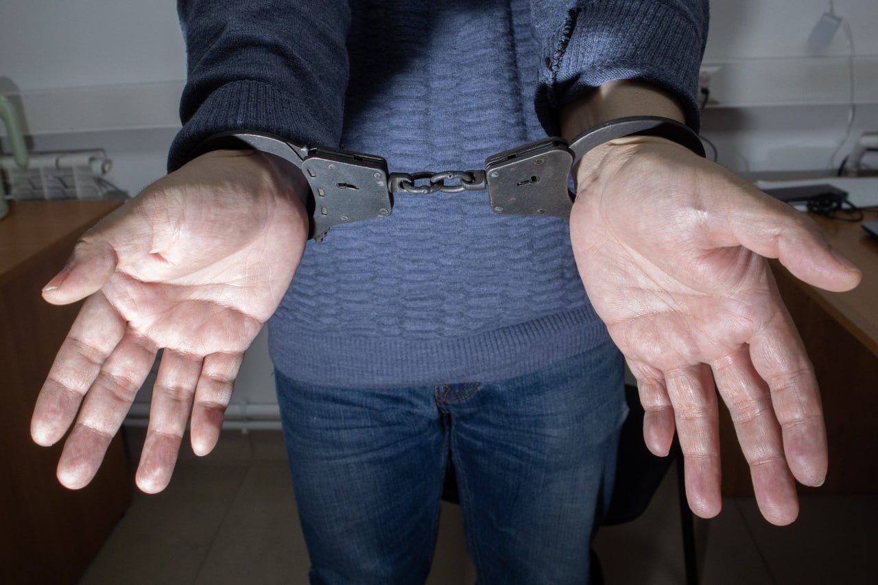 Фото На руках замдиректора Тункинского нацпарка Бурятии сомкнулись наручники