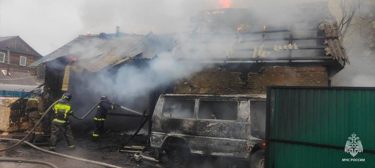 Фото В Улан-Удэ мама с двумя детьми спаслась из горящего дома