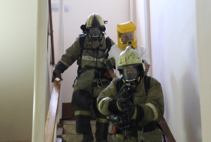 Фото Пожарные эвакуировали 12 человек из горящего дома в Улан-Удэ