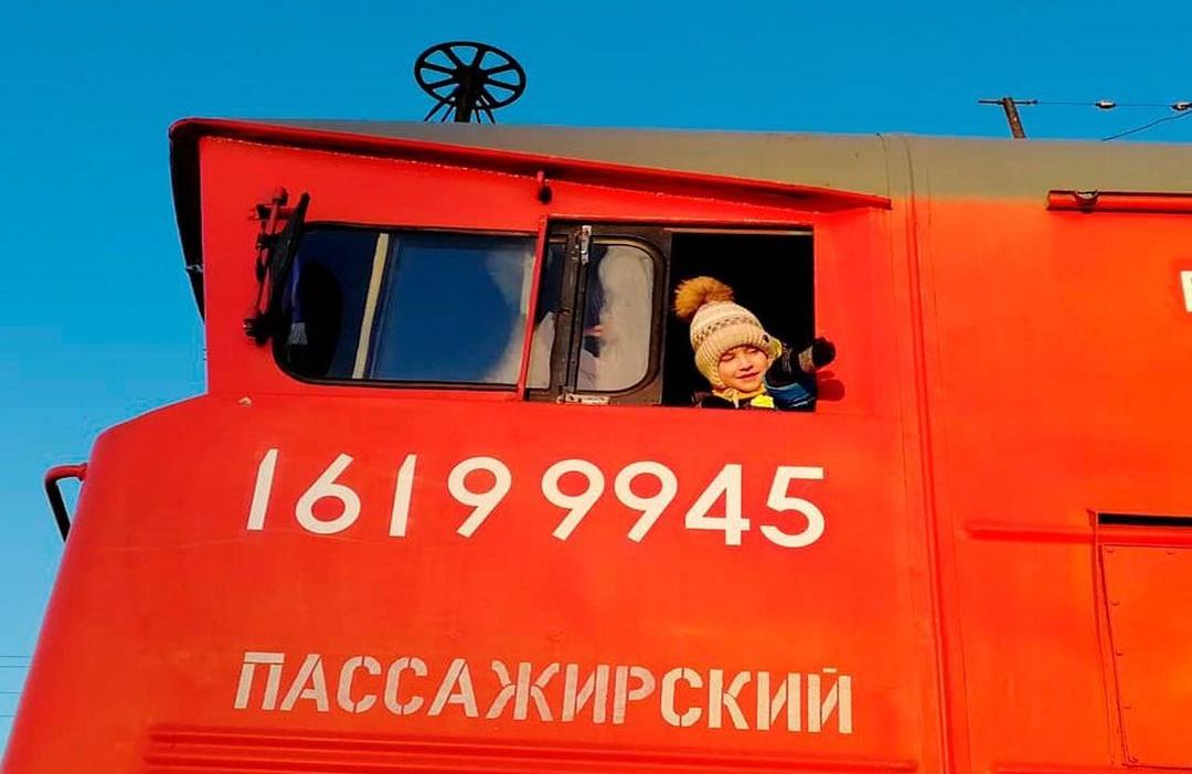 Фото Маленький житель Бурятии прокатился в кабине машиниста на Новый год (ВИДЕО)