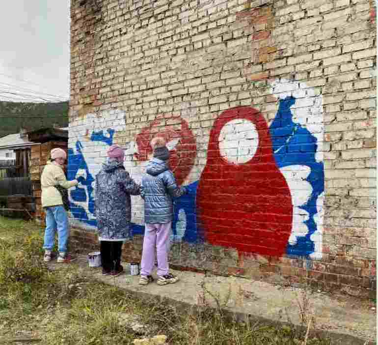 Фото В Бурятии школьники создали необычное патриотическое граффити