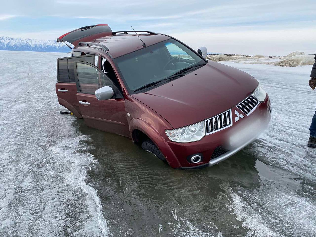 Фото В Баргузинском районе Бурятии под лед провалились автомобили