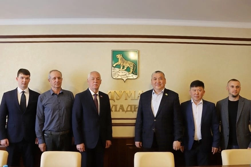 Фото Председатель горсовета Улан-Удэ встретился с коллегами из Владивостока