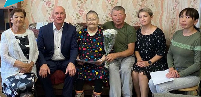 Фото В Баунтовском районе Бурятии поздравили с юбилеем долгожительницу