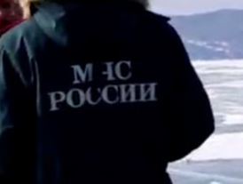 Фото Машина с четырьмя рыбаками застряла на льду Байкала 