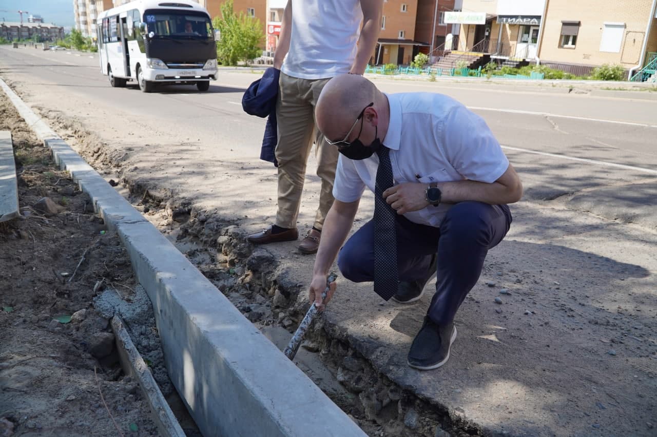 Фото Депутаты горсовета Улан-Удэ проверили ремонт дороги в 113 квартале